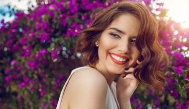 Fenomen fryzur z lat 70. powraca. Odkryj kultowe upięcia i naturalny styl tamtych czasów