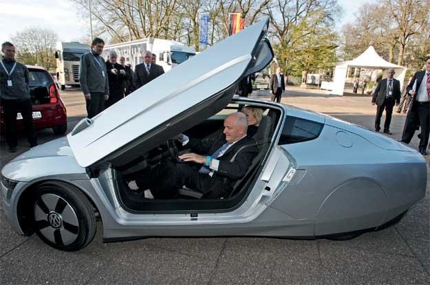 Ferdinand Piëch  w prototypowym  Volkswagenie  XL1 /Informacja prasowa