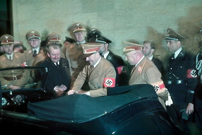 Ferdinand Porsche (w garniturze) prezentuje Volkswagena Typ 1 Hitlerowi /Getty Images