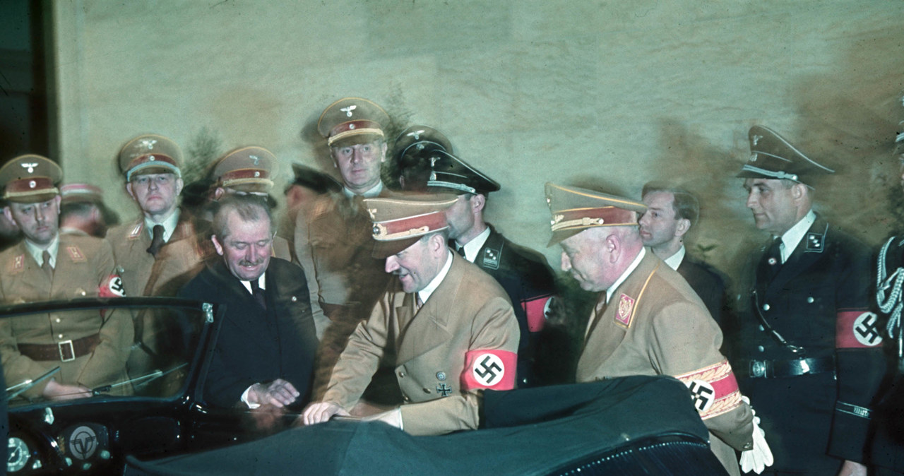 Ferdinand Porsche (w garniturze) prezentuje Volkswagena Typ 1 Hitlerowi /Getty Images