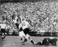 Ferenc Puskas, napastnik drużyny Węgier w meczu o mistrzostwo świata 4 lipca 1954 r. /Encyklopedia Internautica