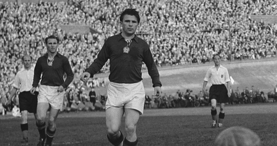 Ferenc Puskas podczas meczu Budapeszt - Amsterdam, maj 1954 roku /Wikimedia Commons /materiały prasowe