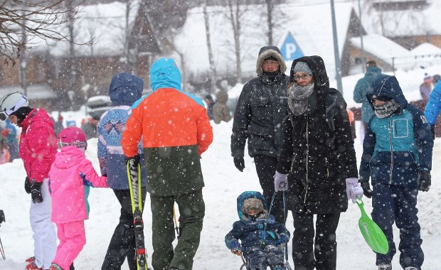 Ferie ruszyły. W pierwszym dniu rząd łagodzi przepisy ws. wychodzenia dzieci z domu