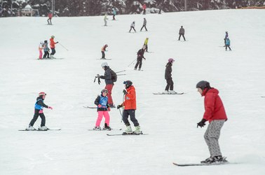 Ferie zimowe 2022. Jak przygotować dziecko na wyjazd? 