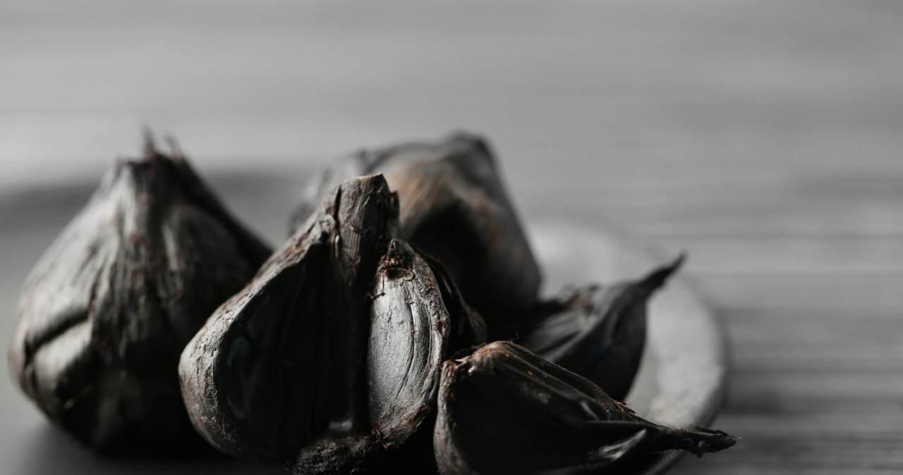 Fermentowany czosnek zawiera nawet czterokrotnie więcej polifenoli niż świeży. /serezniy /123RF/PICSEL