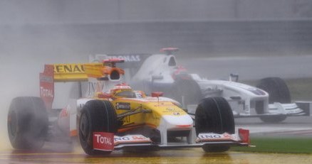 Fernando Alonso celuje w miejsce na podium /AFP