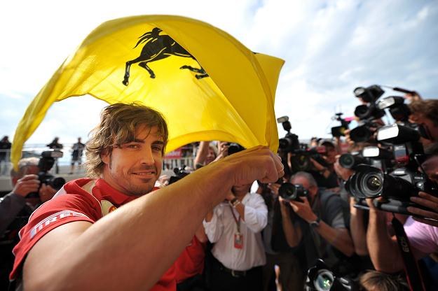 Fernando Alonso cieszy się ze zwycięstwa na Silverstone /AFP