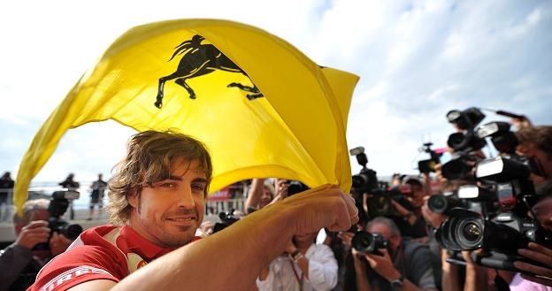 Fernando Alonso cieszy się ze zwycięstwa na Silverstone /AFP