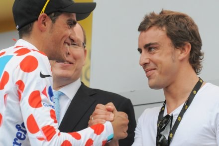 Fernando Alonso i Alberto Contador planują założenie nowej grupy kolarskiej. /AFP