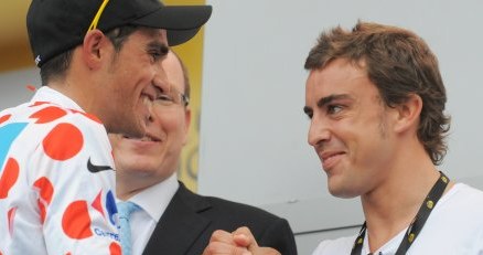 Fernando Alonso i Alberto Contador planują założenie nowej grupy kolarskiej. /AFP