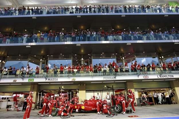 Fernando Alonso i Felipe Massa czekają na F11 /AFP