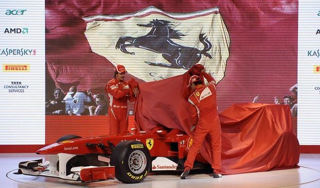 Fernando Alonso i Felipe Massa odsłaniają nowy model Ferrari F150 /AFP