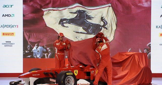 Fernando Alonso i Felipe Massa odsłaniają nowy model Ferrari F150 /AFP