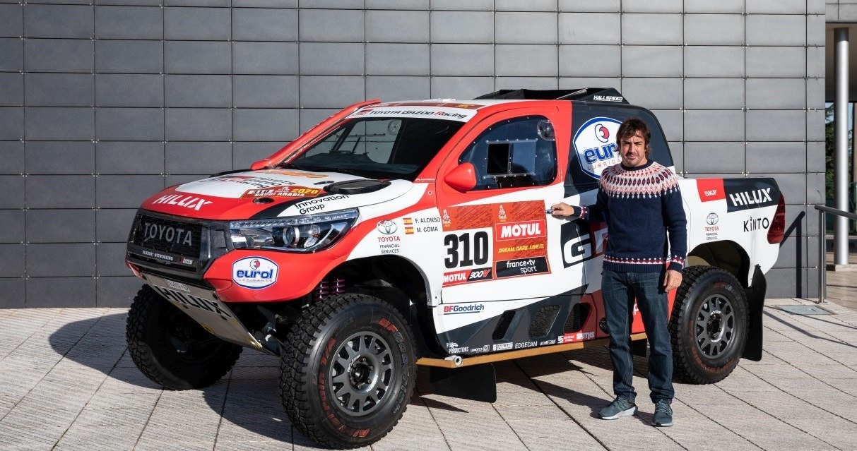 Fernando Alonso i Toyota Hilux /Informacja prasowa