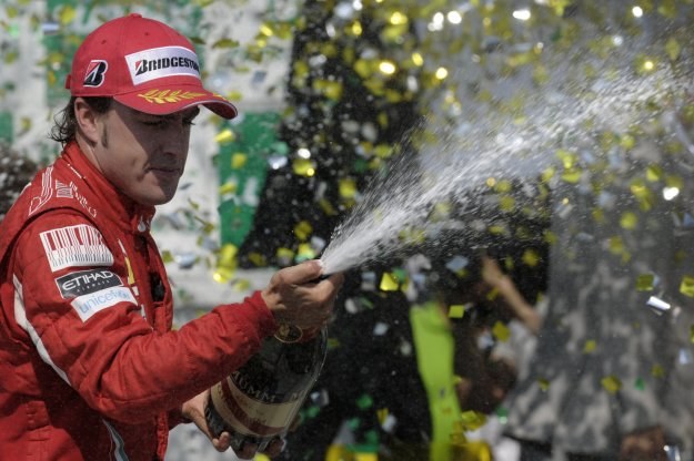 Fernando Alonso jest liderem klasyfikacji generalnej kierowców /AFP