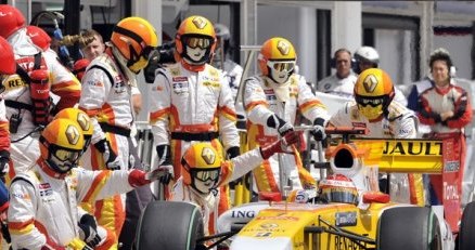 Fernando Alonso liczy na dobry występ przed własną publicznością w Walencji /AFP