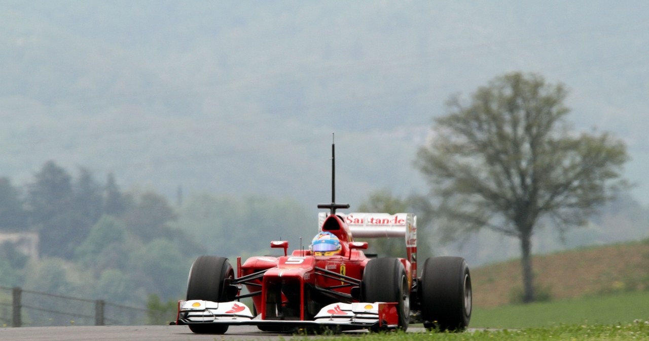 Fernando Alonso na torze Mugello tuż przed kraksą /AFP