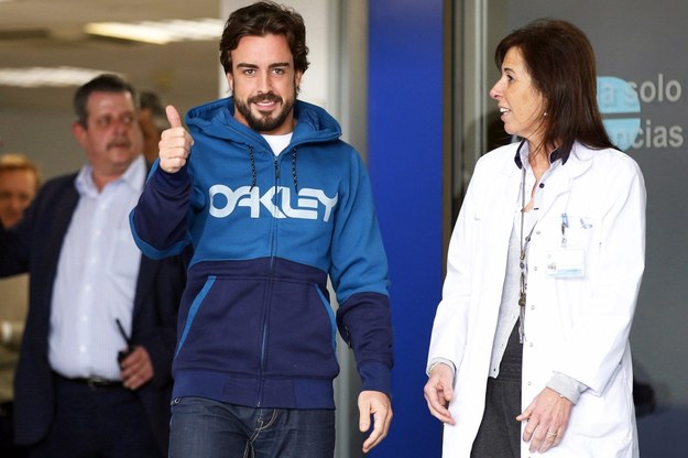 Fernando Alonso po wyjściu ze szpitala //ALEJANDRO GARCIA /PAP/EPA