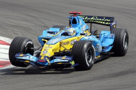Fernando Alonso podczas GP Europy w 2006 roku. /AFP