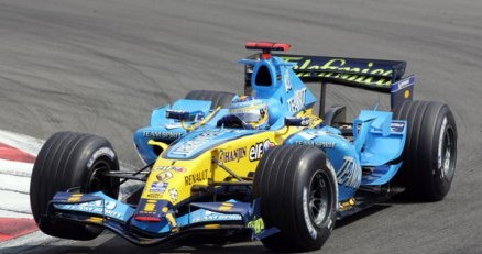 Fernando Alonso podczas GP Europy w 2006 roku. /AFP