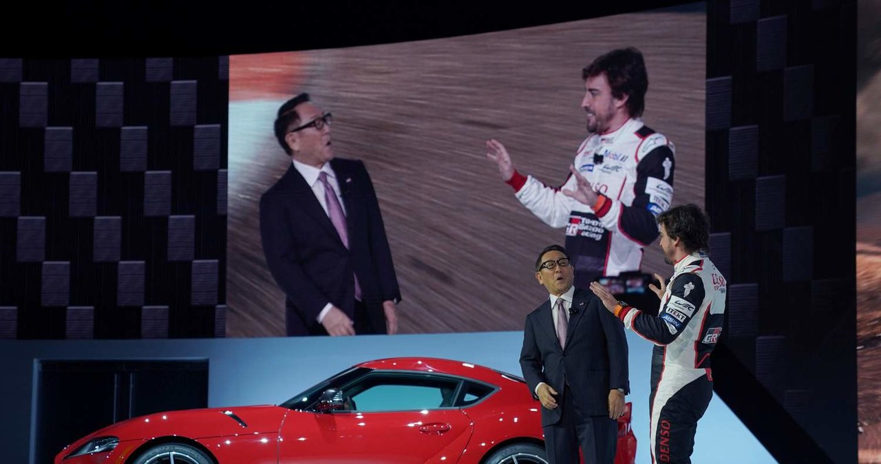 Fernando Alonso  podczas  prezentacji Toyoty Supra Super GT  na North American International Auto Show w Detroit /AFP