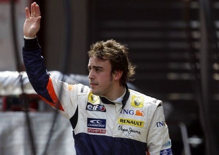 Fernando Alonso pozdrawia swoich fanów na torze Catalunya /AFP