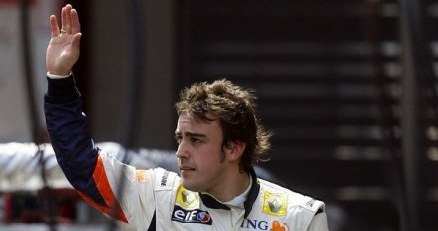 Fernando Alonso pozdrawia swoich fanów na torze Catalunya /AFP