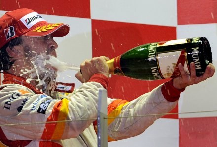 Fernando Alonso przenosi się z Renault do Ferrari /AFP