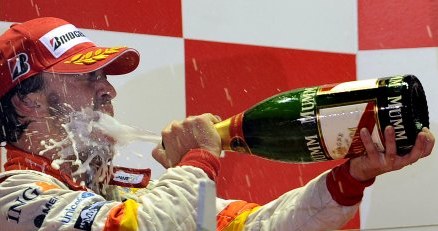 Fernando Alonso przenosi się z Renault do Ferrari /AFP