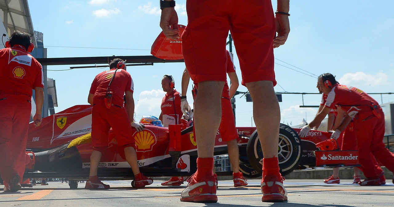 Fernando Alonso przygotowuje się do pierwszego tegorocznego treningu na Hungaroringu /AFP