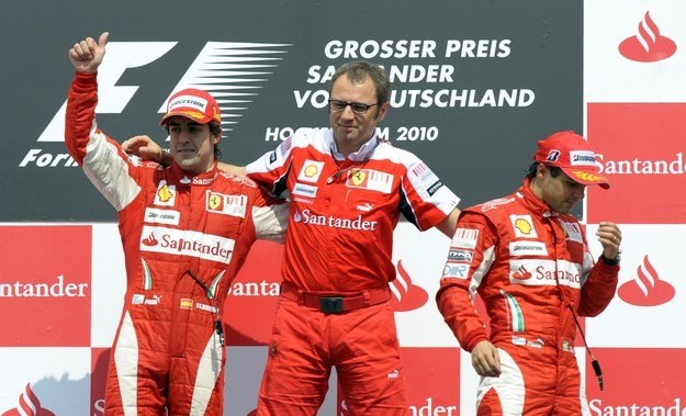 Fernando Alonso, szef teamu Ferrari Stefano Domenicali i Felipe Massa /AFP