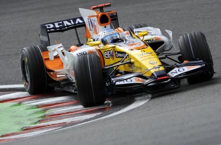 Fernando Alonso w akcji /AFP