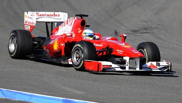 Fernando Alonso w bolidzie F10 podczas testów w Jerez /AFP