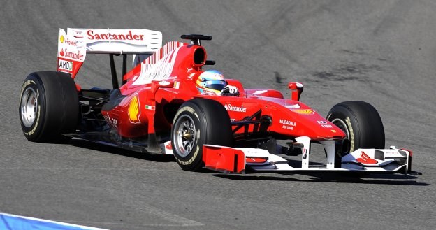 Fernando Alonso w bolidzie F10 podczas testów w Jerez /AFP