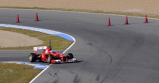 Fernando Alonso w bolidzie Ferrari podczas testów przed nowym sezonem Formuły 1 /AFP