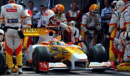 Fernando Alonso w bolidzie Renault. /AFP
