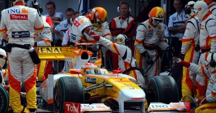 Fernando Alonso w bolidzie Renault. /AFP