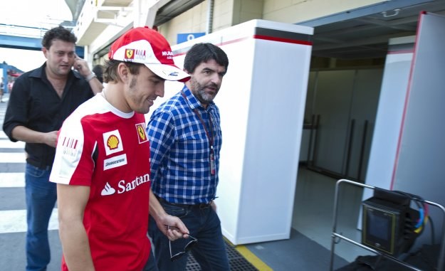 Fernando Alonso (w czerwonej koszulce) przed kolejnym wyścigiem liczy na team orders /INTERIA.PL