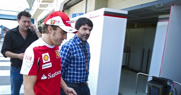 Fernando Alonso (w czerwonej koszulce) przed kolejnym wyścigiem liczy na team orders /INTERIA.PL