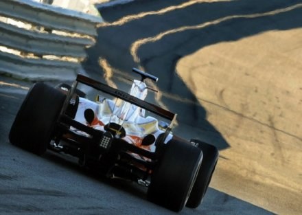 Fernando Alonso w nowym bolidzie Renault. /INTERIA.PL/PAP