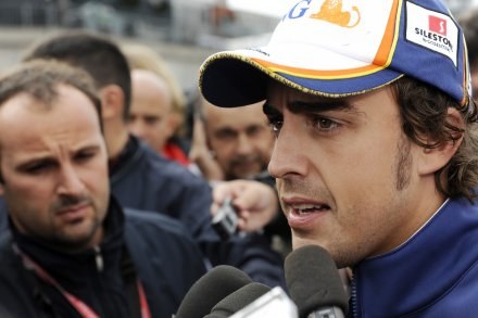 Fernando Alonso w ogniu pytań. /AFP