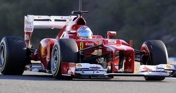 Fernando Alonso w swoim bolidzie F2012 na torze w Jerez /AFP