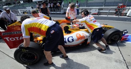 Fernando Alonso w swoim bolidzie /AFP