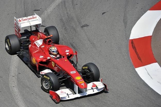Fernando Alonso w swoim krwistoczerwonym Ferrari /AFP