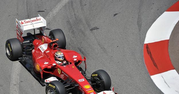 Fernando Alonso w swoim krwistoczerwonym Ferrari /AFP