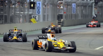 Fernando Alonso wygrał Grand Prix Singapuru /AFP
