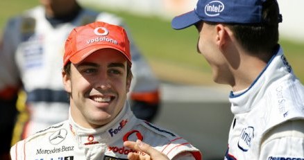 Fernando Alonso (z lewej) i Robert Kubica są dobrymi kolegami. /AFP