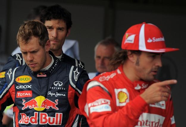 Fernando Alonso (z prawej) miał podobno obrazić Sebastiana Vettela /AFP