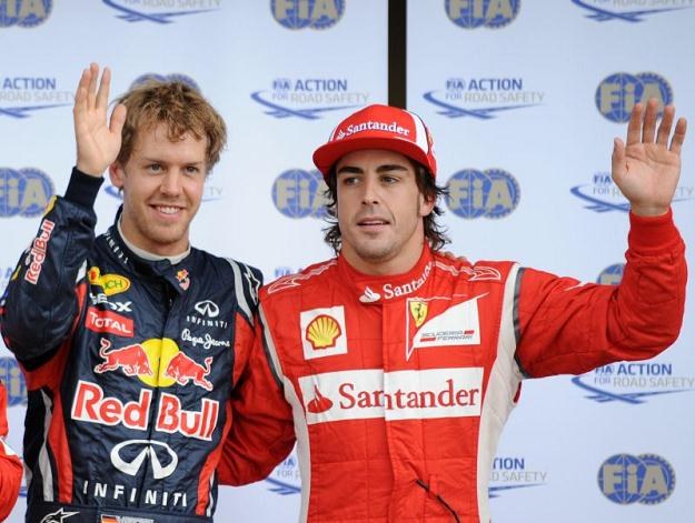 Fernando Alonso (z prawej) wierzy, że jakimś cudem uda mu się dogonić Sebastiana Vettela /AFP