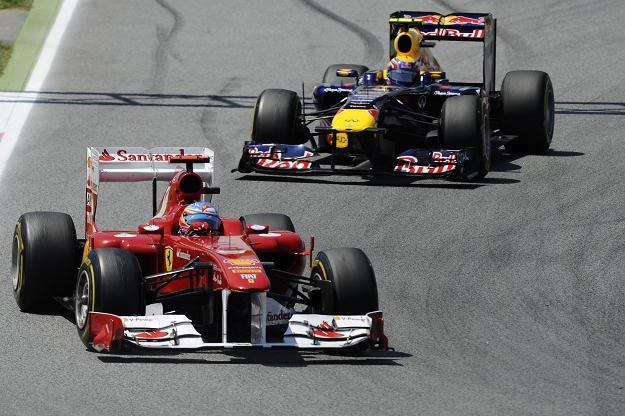 Fernando Alonso (z przodu) i Mark Webber /AFP